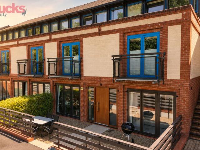 Flat for sale in Cryers Hill, Buckinghamshire