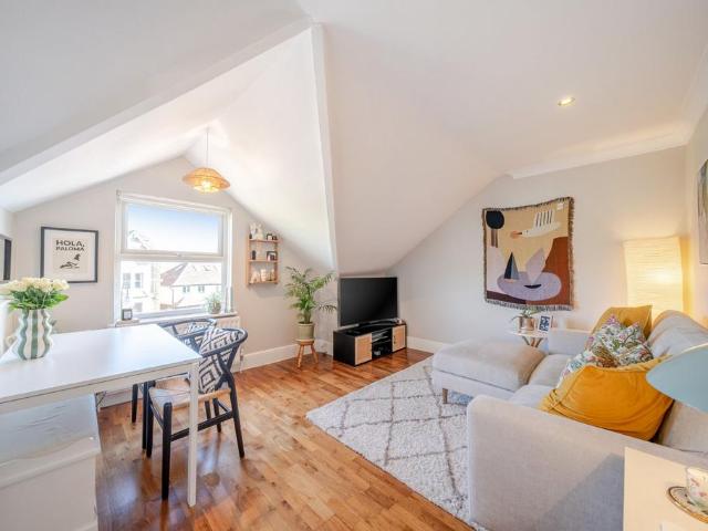 Flat for sale in Balham, Greater London