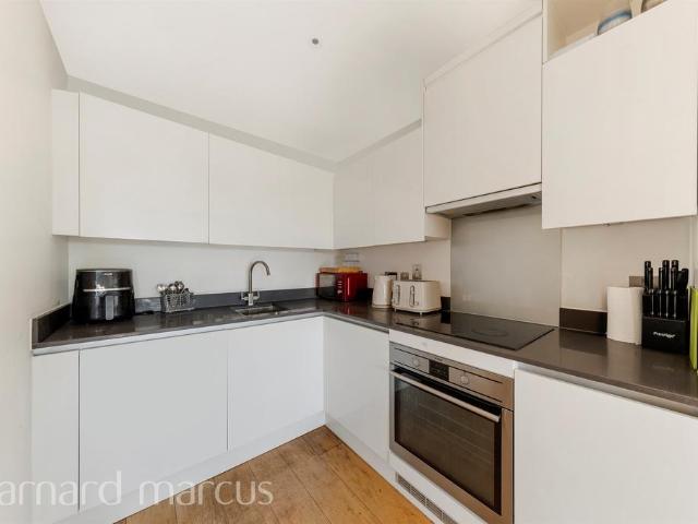 Flat for sale in Streatham, Greater London
