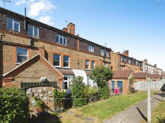 Flat for sale in Hale End, Greater London