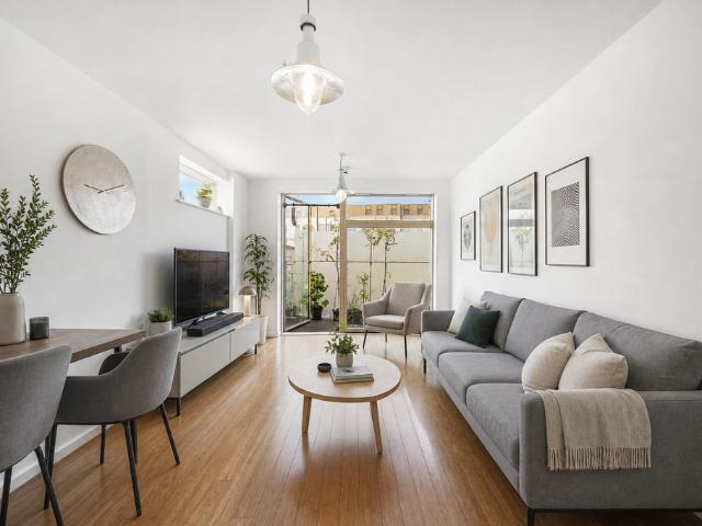 Flat for sale in North Kensington, Greater London