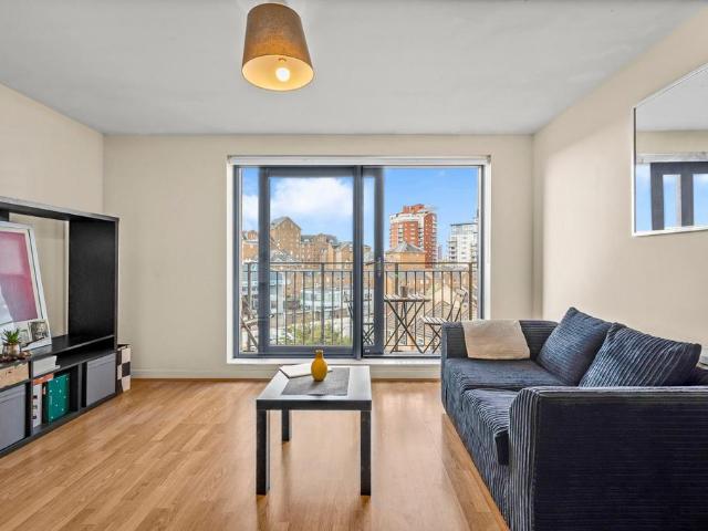 Flat for sale in Isle Of Dogs, Greater London