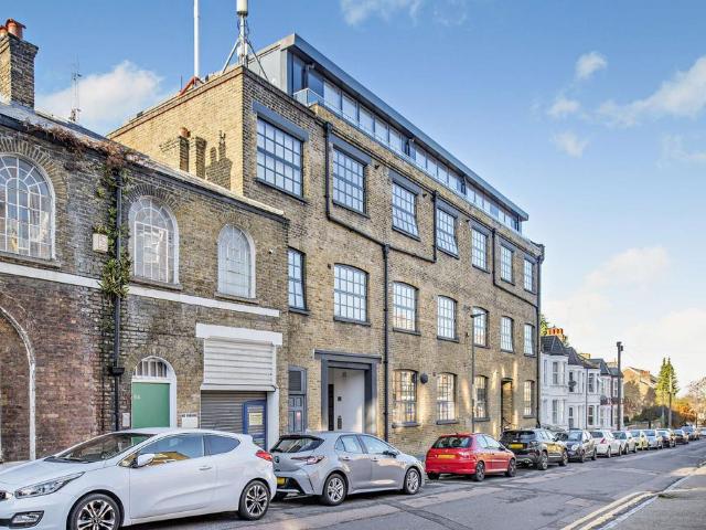 Flat for sale in Royal Borough of Greenwich, Greater London