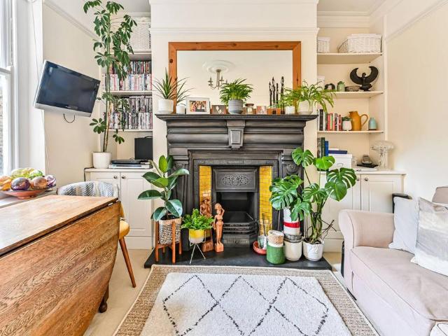 Flat for sale in Balham, Greater London