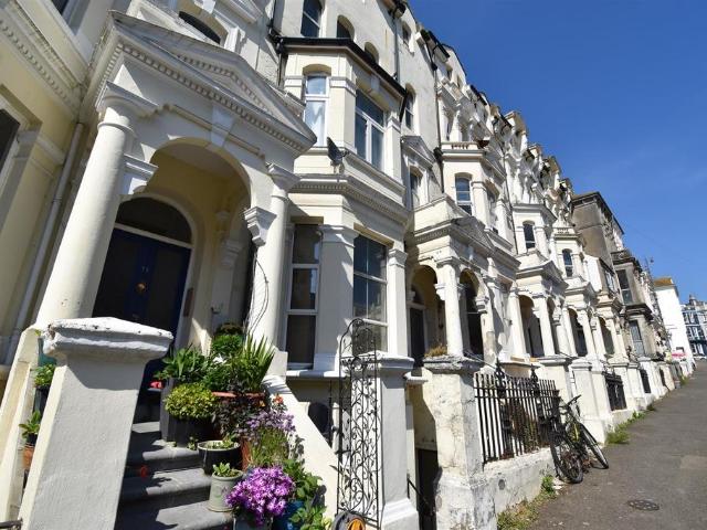 Flat for sale in Bohemia, Guestling Green