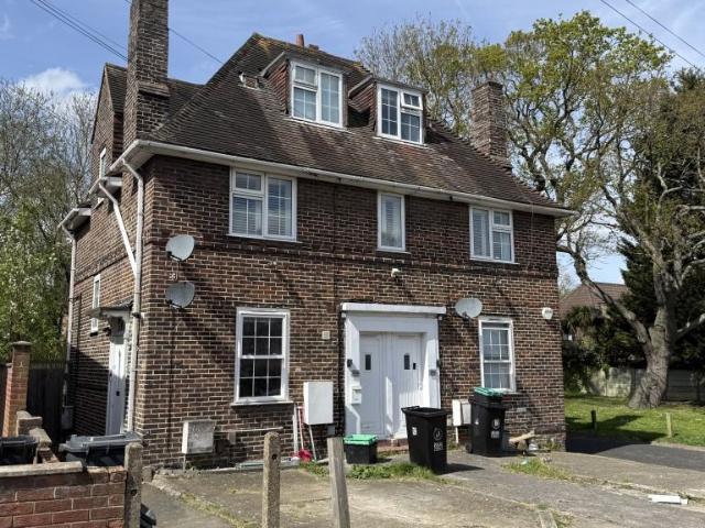 Flat for sale in Elmstead, Greater London