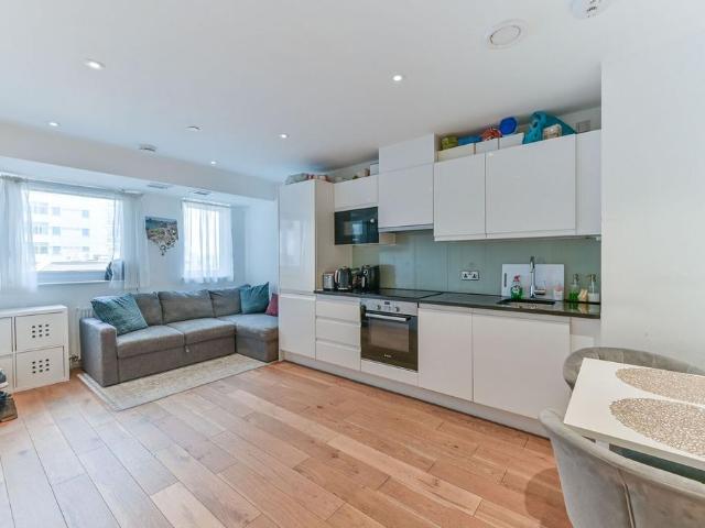 Flat for sale in London Borough of Croydon, Greater London