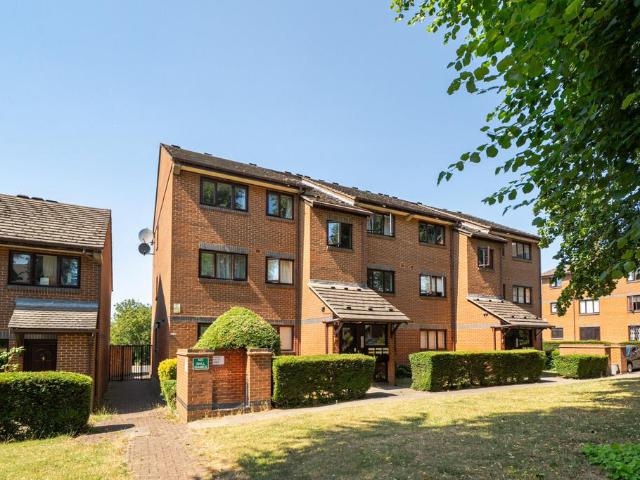Flat for sale in Furzedown, Greater London