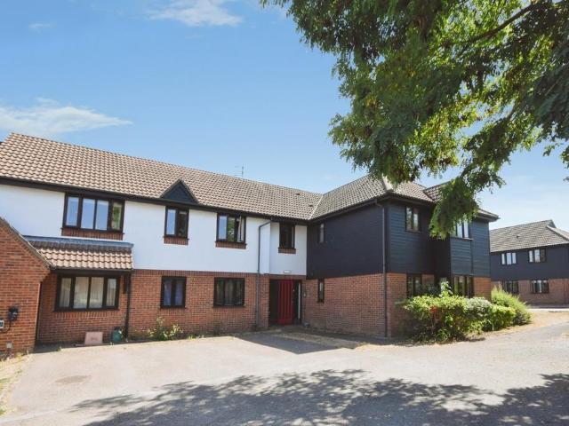 Flat for sale in Laindon, Essex