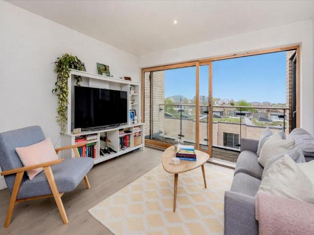 Flat for sale in Shepherd's Bush, Greater London