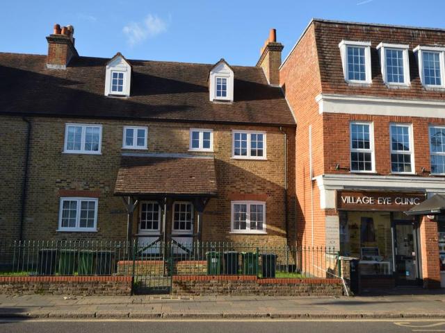 Flat for sale in Heol-las, Surrey