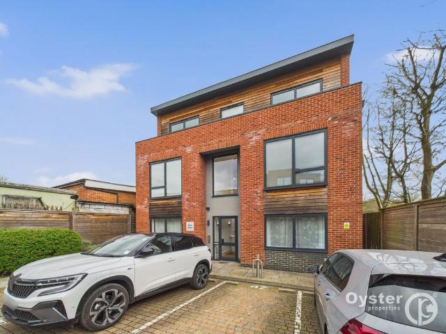 Flat for sale in Brunswick Park, Greater London
