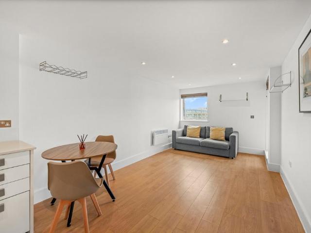 Flat for sale in Hoxton, Greater London