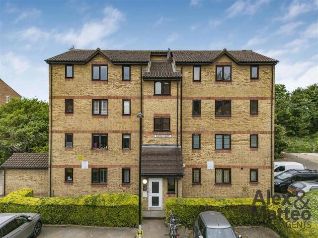 Flat for sale in London Borough of Lewisham, Greater London