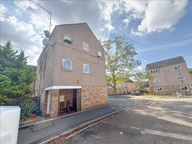 Flat for sale in London Borough of Hounslow, Hanworth