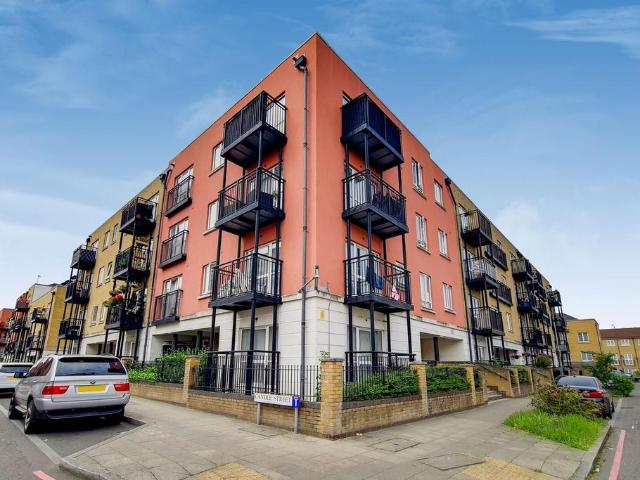 Flat for sale in Mile End, Greater London