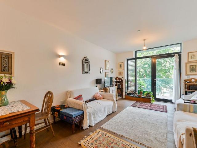 Flat for sale in London Borough of Wandsworth, Greater London