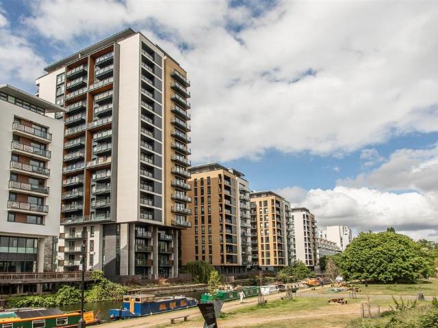 Flat for sale in Suttons Wharf, Mile End