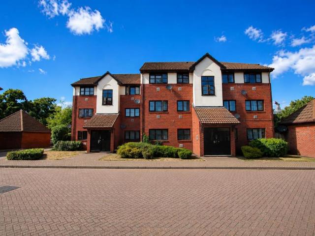 Flat for sale in Hackbridge, Greater London