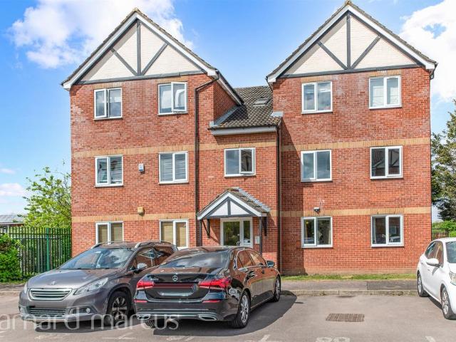 Flat for sale in Hackbridge, Greater London