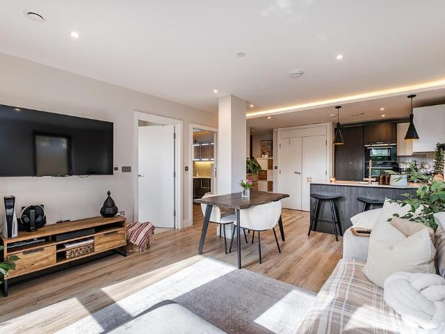 Flat for sale in London Borough of Merton, Raynes Park