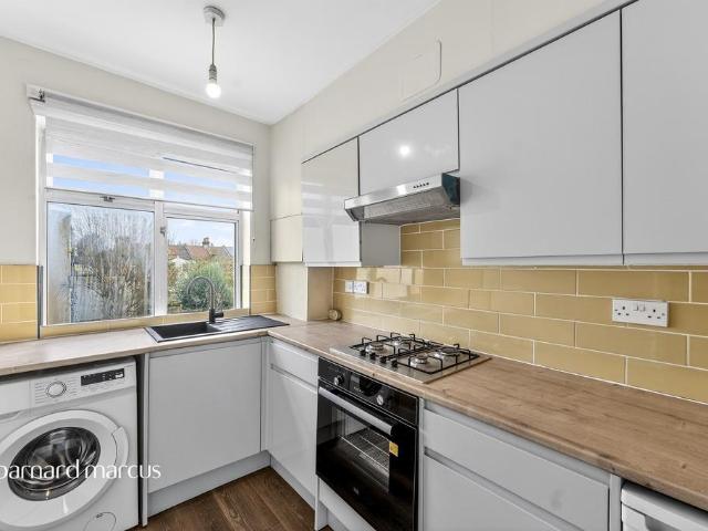 Flat for sale in London Borough of Merton, Collier's Wood