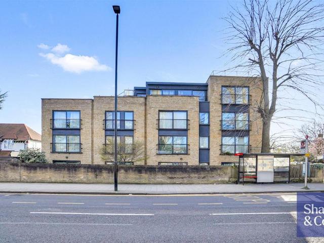 Flat for sale in London Borough of Hounslow, Greater London