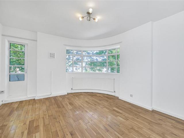 Flat for sale in Clapham, Greater London