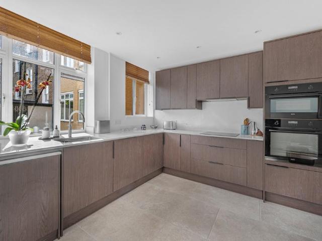 Flat for sale in Notting Hill, Greater London