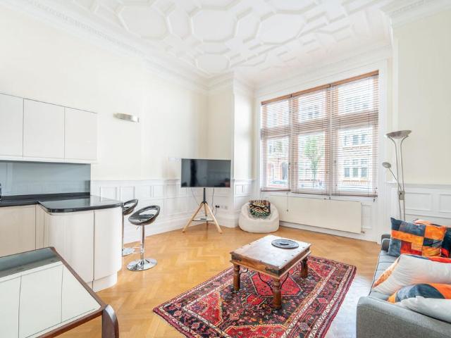 Flat for sale in Bayswater, Greater London