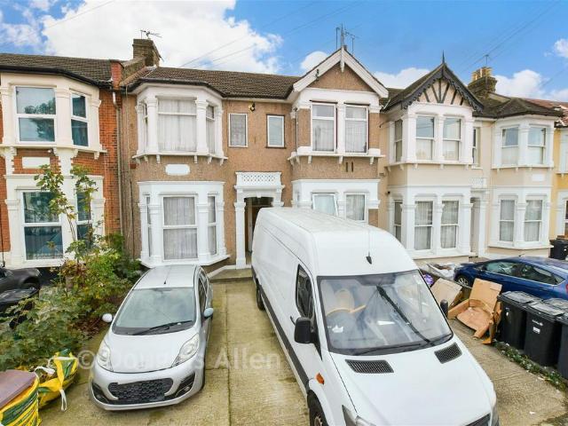 Flat for sale in Gants Hill, Greater London