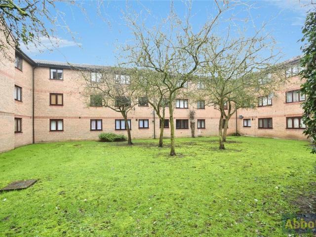 Flat for sale in Stroud Green, Barling