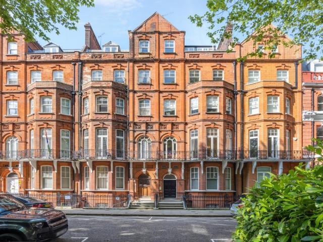 Flat for sale in South Kensington, Greater London