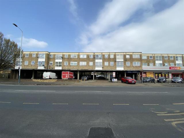 Flat for sale in Romford, Rush Green