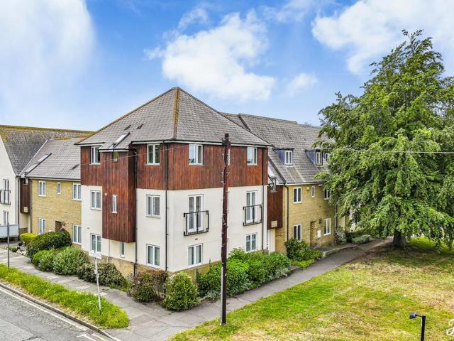 Flat for sale in Alton Barnes, Essex