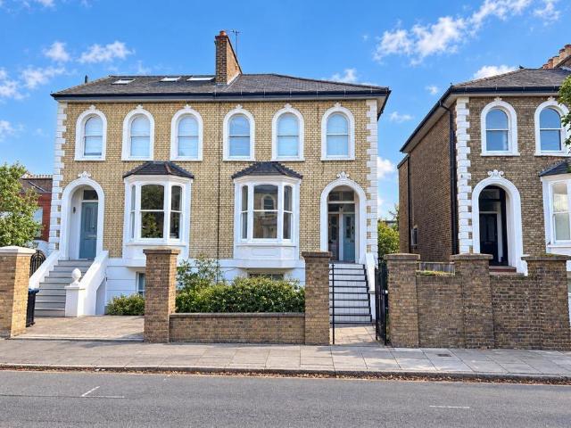 Flat for sale in South Wimbledon, Greater London