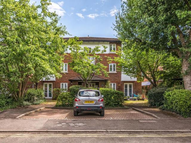 Flat for sale in Norbiton, Greater London