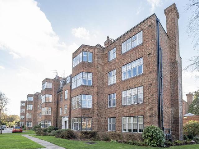 Flat for sale in Roehampton, Greater London