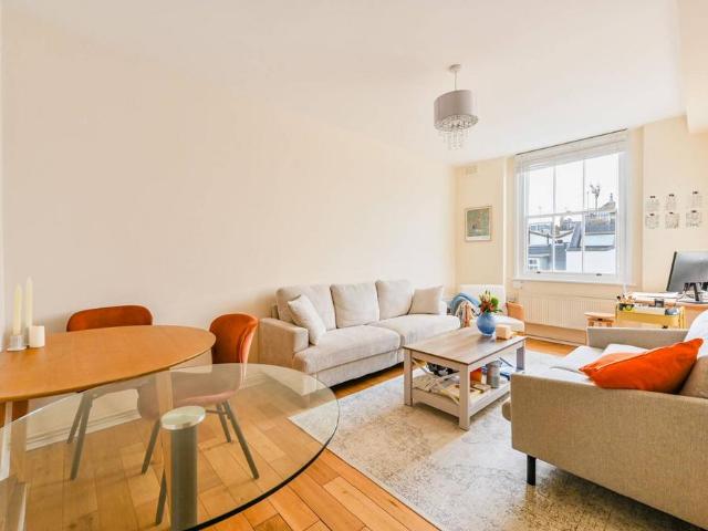 Flat for sale in Kensington, Greater London