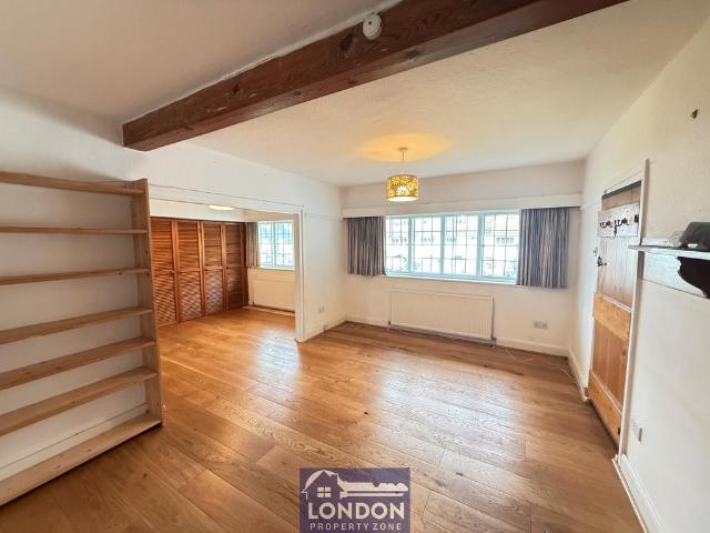 Flat for sale in Golders Green, Greater London