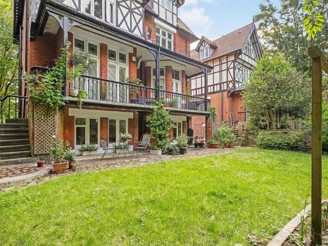 Flat for sale in Crystal Palace, Greater London