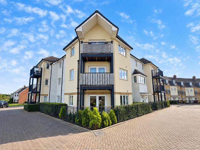 Flat for sale in Repton Park South, Ashford