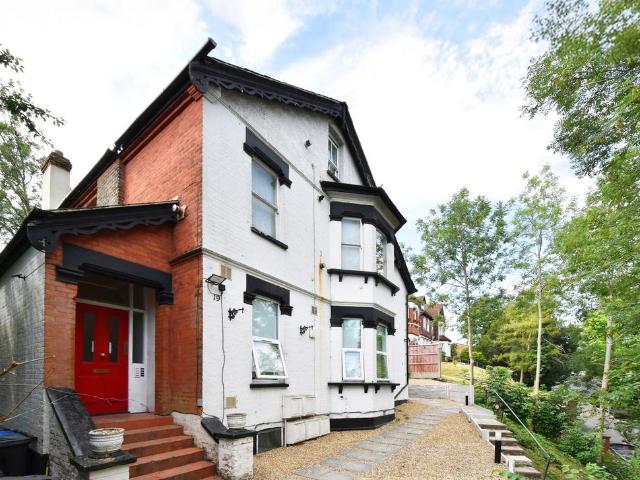 Flat for sale in London Borough of Croydon, Waddon