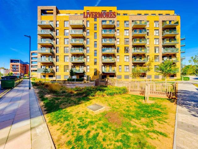 Flat for sale in Langley Square, Dartford