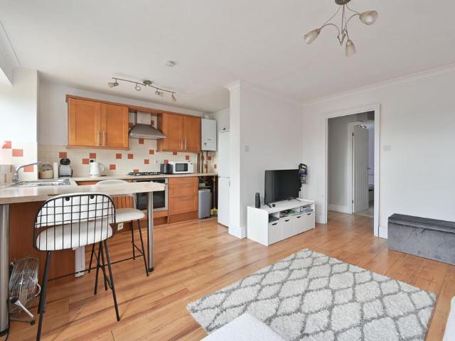 Flat for sale in Kingswood, Watford