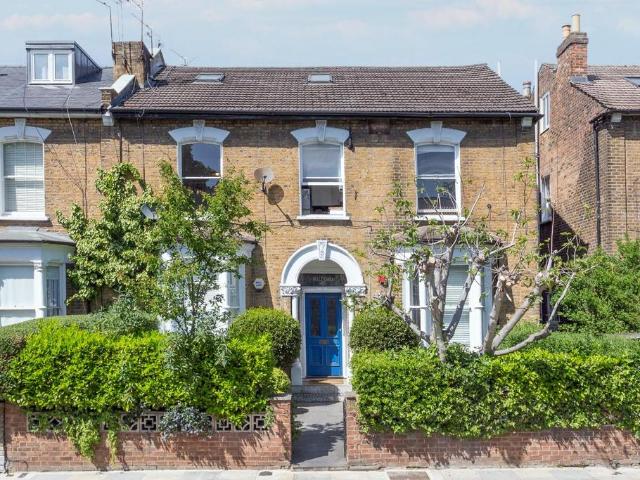 Flat for sale in Brownswood Park, Stoke Newington