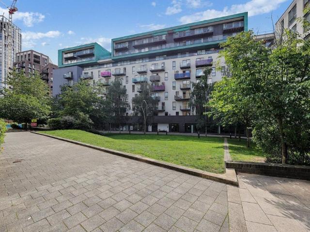 Flat for sale in London Borough of Lewisham, Deptford