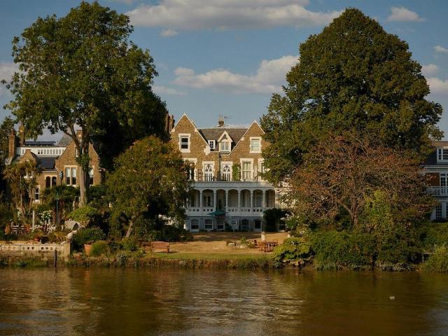 Flat for sale in Strand-on-the-Green, Greater London