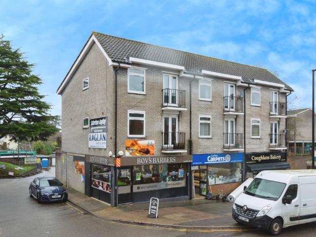Flat for sale in Caterham on the Hill, Hillview