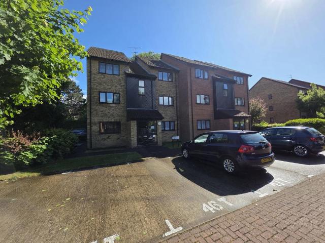 Flat for sale in Cowley, Greater London